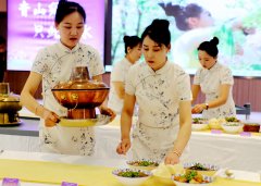 悦海酒店今天参赛的菜品是清炖土鸡